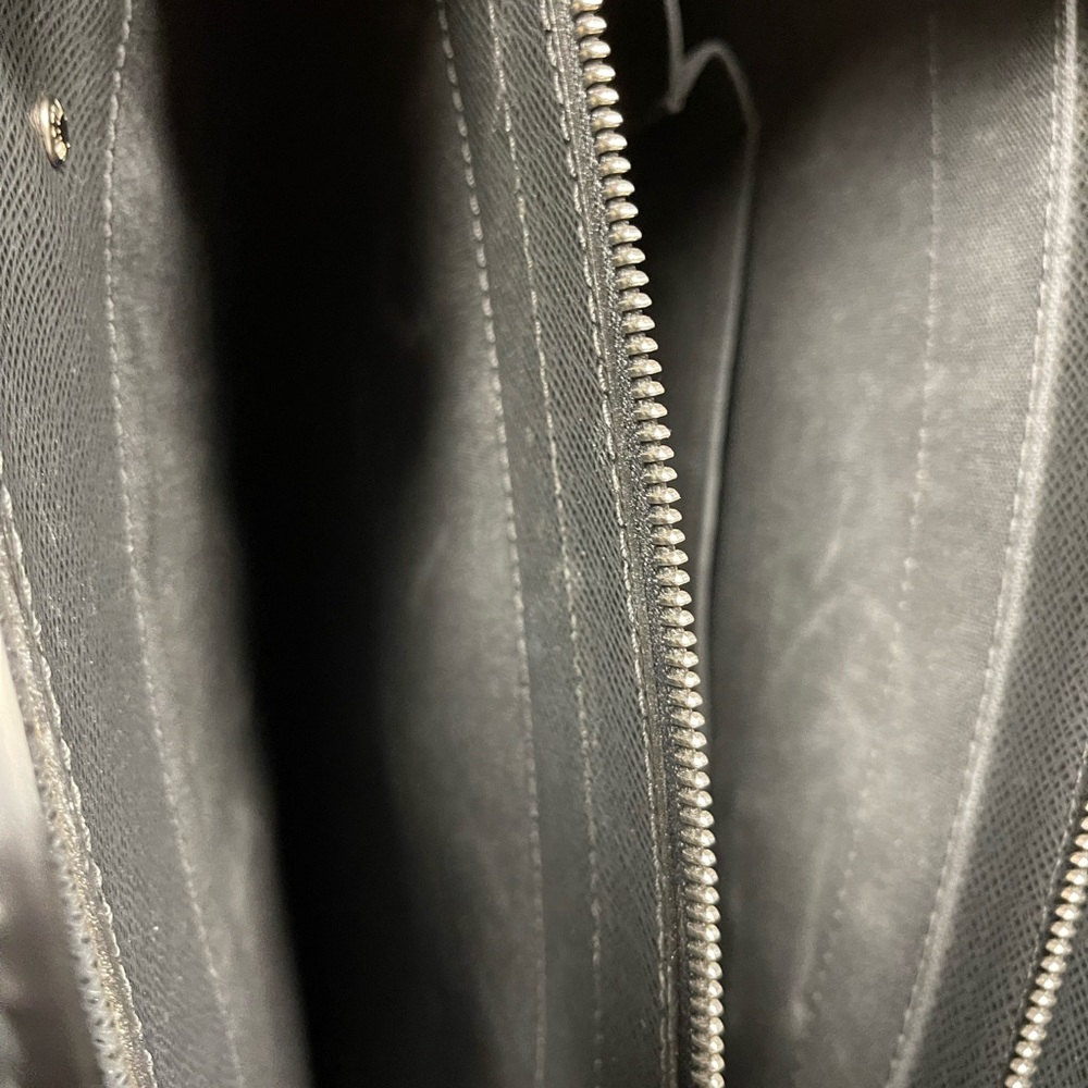 Louis Vuitton mens office bag. Slight Wear but in very good condition. - Picture 7 of 8